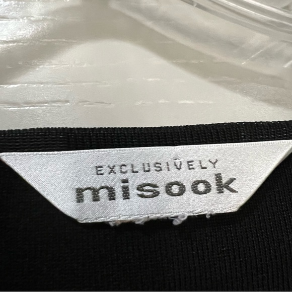 Exclusively Misook Medium Black Cuffed 3/4 Sleeve Sleek Classic Blouse Y7 - Picture 4 of 4